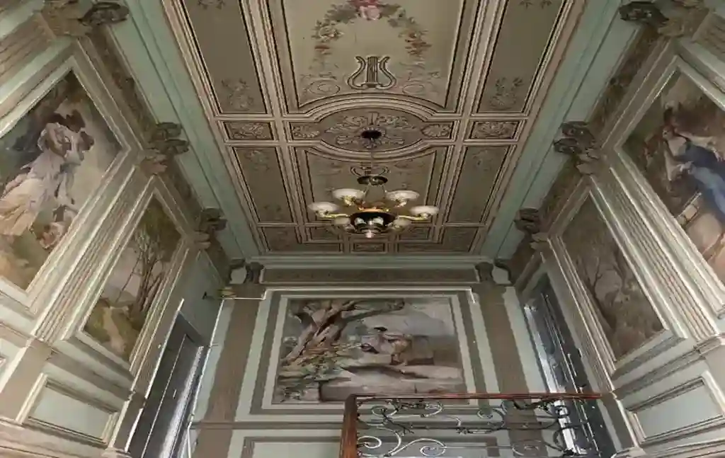 Парадная дома Ашурбековых в Баку