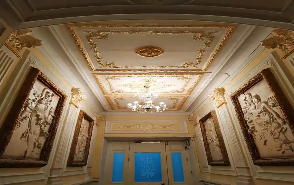 Парадная дома Шамси Асадулаева в Баку