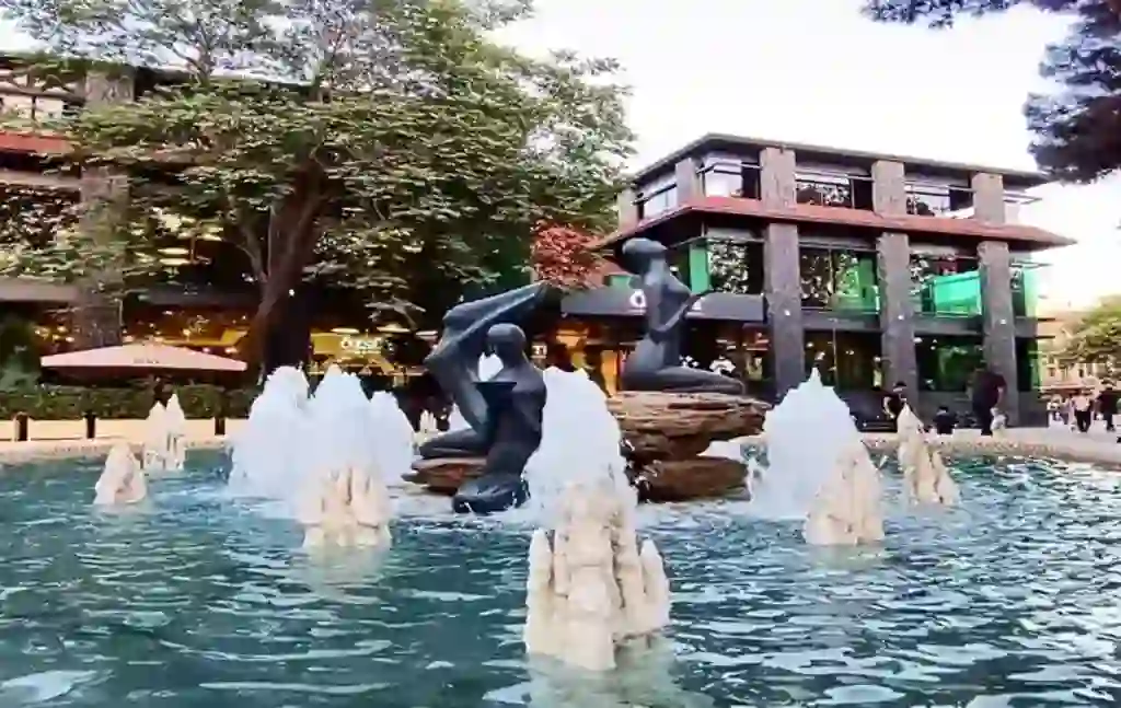 Сад имени Хагани в Баку, фонтан со скульптурой «Три грации»