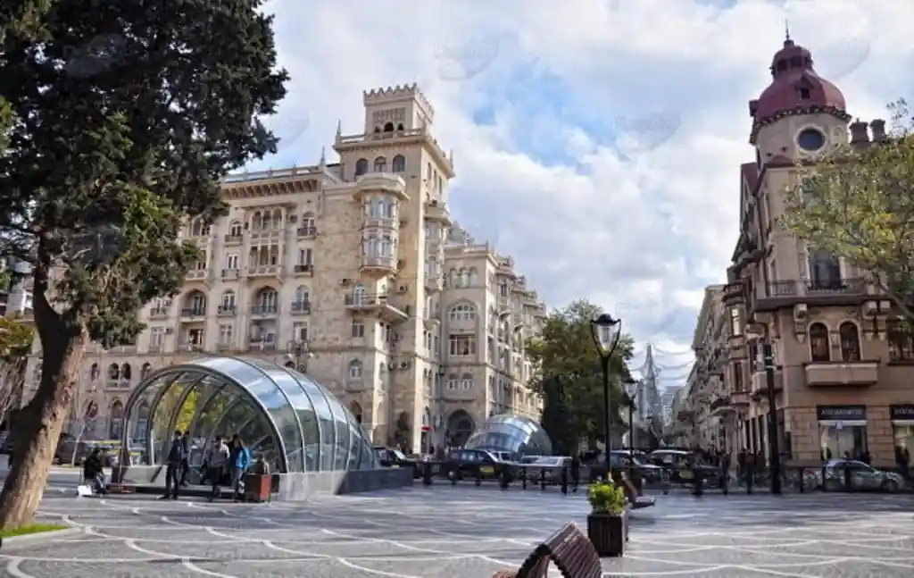 Улица Низами в Баку, вид на здания и подземный переход
