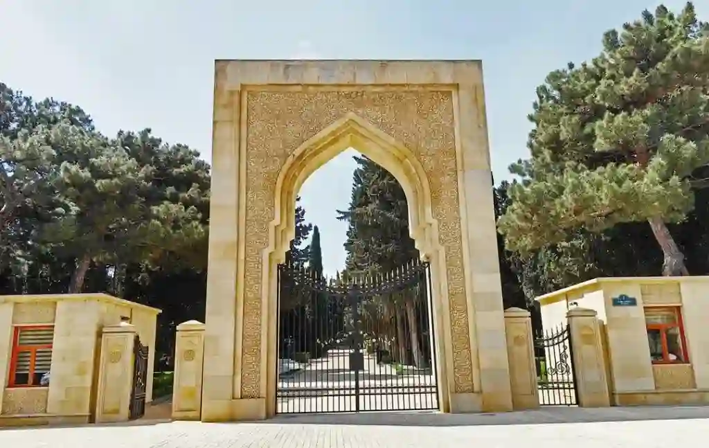 Аллея почетного захоронения .Вход Аллея почетного захоронения .Вход