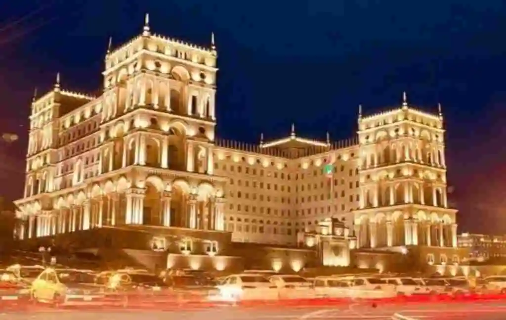 Дом правительства в Баку ночью Дом правительства в Баку ночью