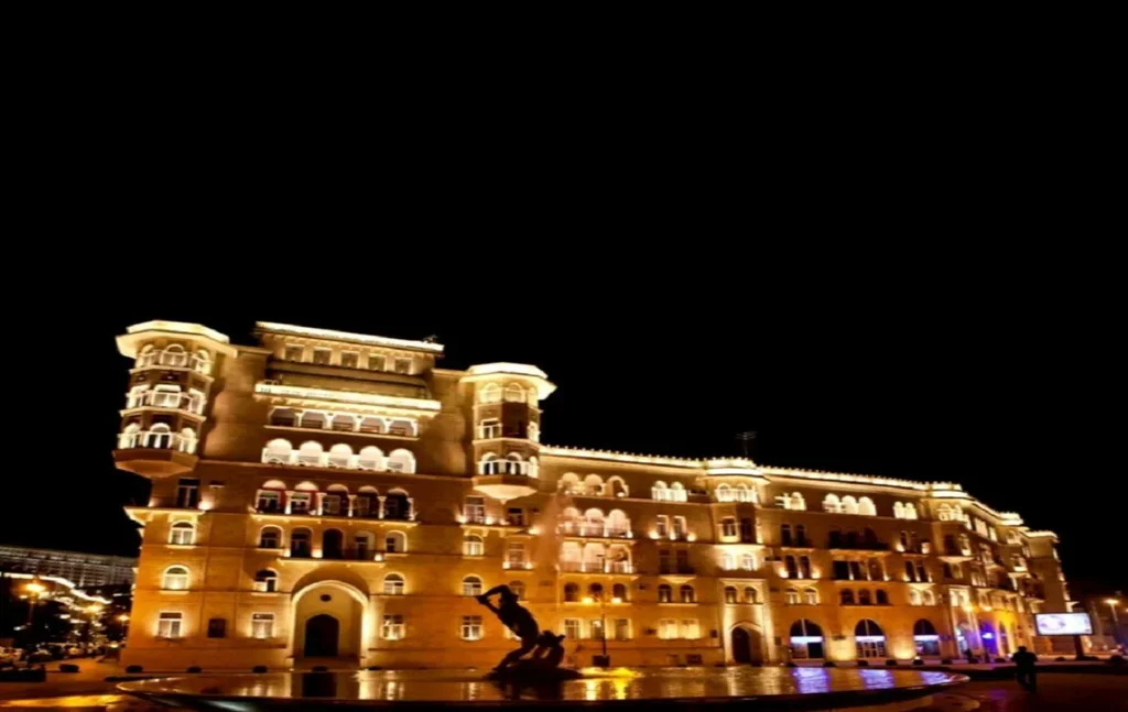 Дом ученых в Баку ночью