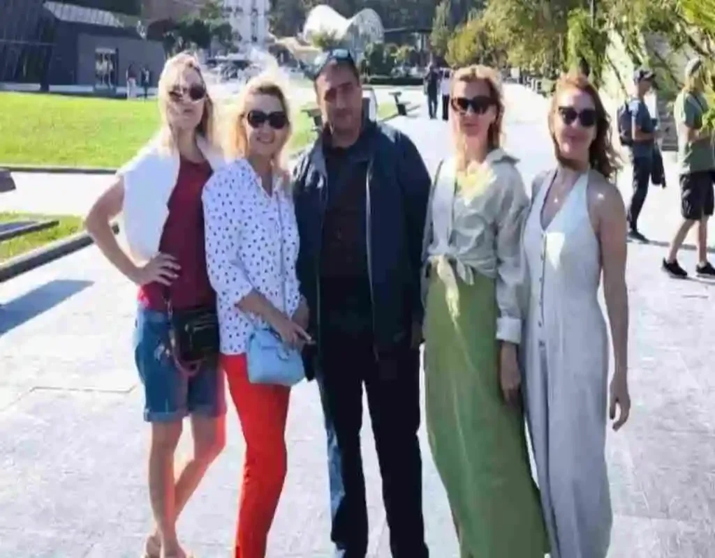 Гид Микаил на набережной с туристами