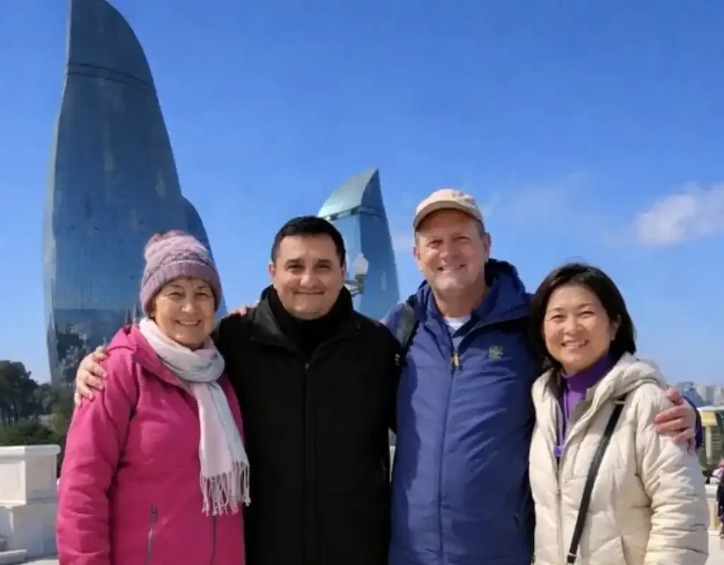 Гид Микаил около пламенных башен с туристами