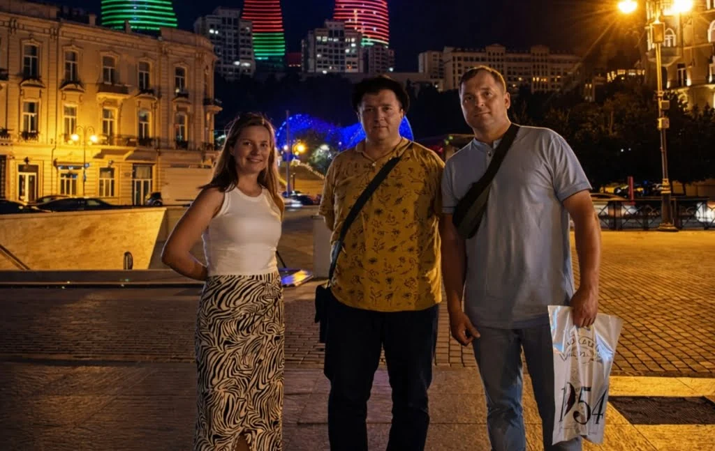 Гид Микаил вечером с туристами на набережной