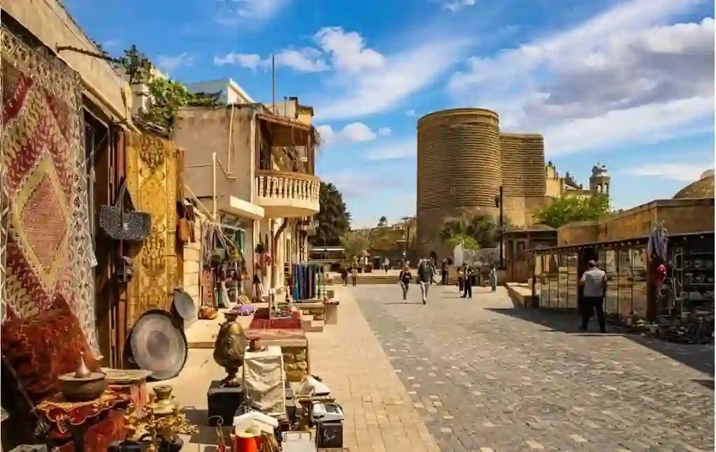 Лавочки и Девичья башня в Старом городе Баку Лавочки и Девичья башня в Старом городе Баку