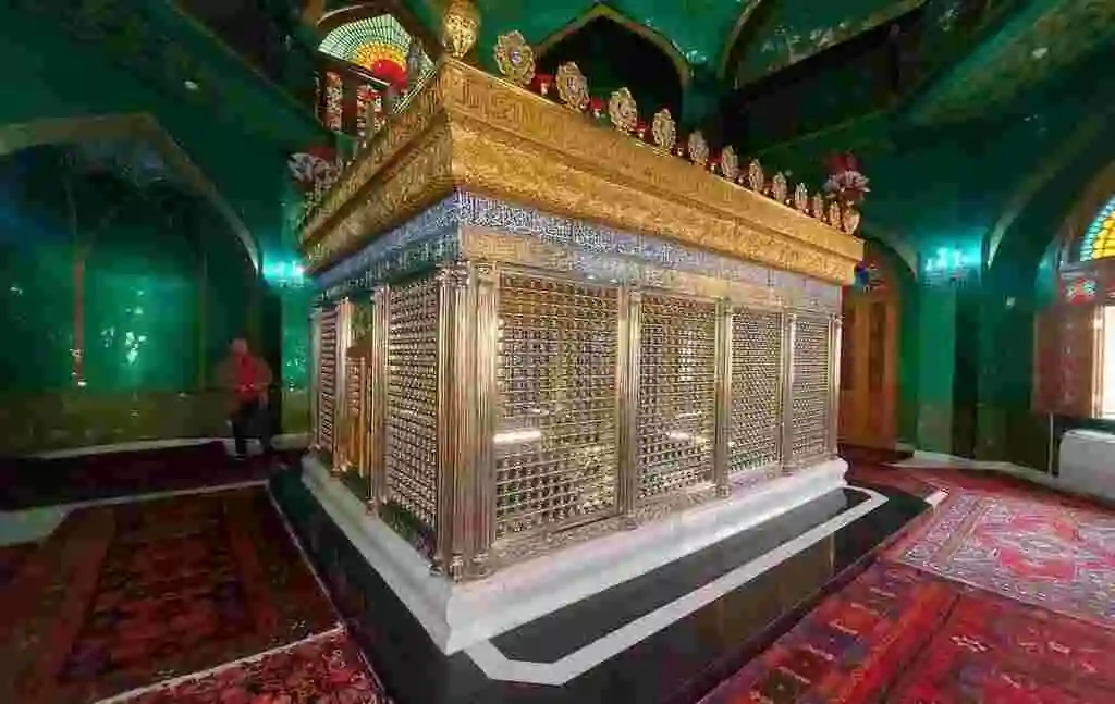 Мавзолей в мечети Биби-Эйбат Мавзолей в мечети Биби-Эйбат