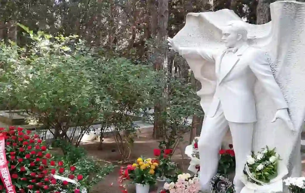 Памятник Муслиму Магомаеву в Баку Памятник Муслиму Магомаеву в Баку