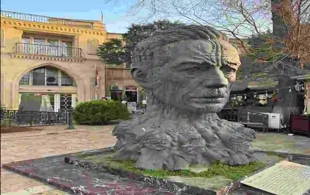 Памятник поэту Али ага Вахиду pamyatnik-poetu-ali-aga-vahidu