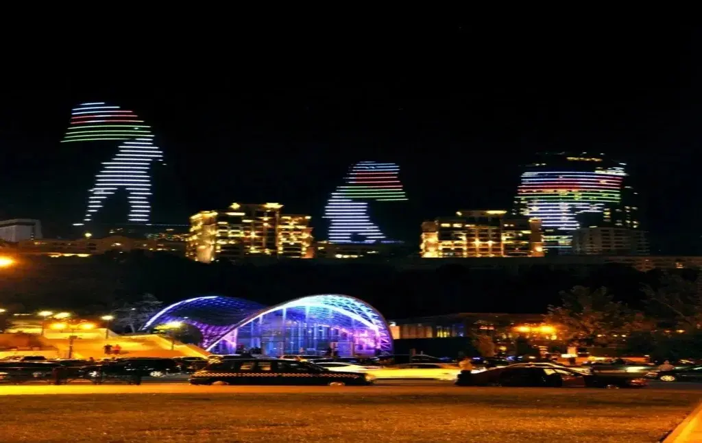 Подсветка фуникулера и пламенных башен