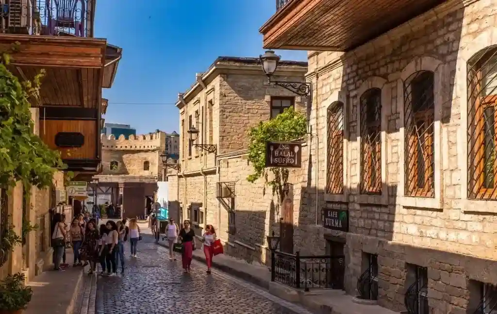 Старый город Баку вечером