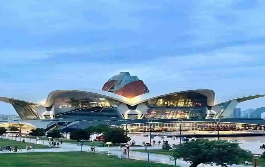 Торговый центр Дениз Молл на набережной Баку torgovyy-tsentr-deniz-moll-na-naberezhnoy-baku