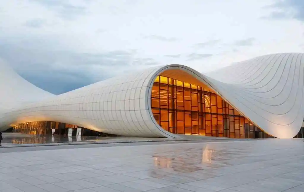 Центр Гейдара Алиева днем tsentr-geydara-alieva-dnem