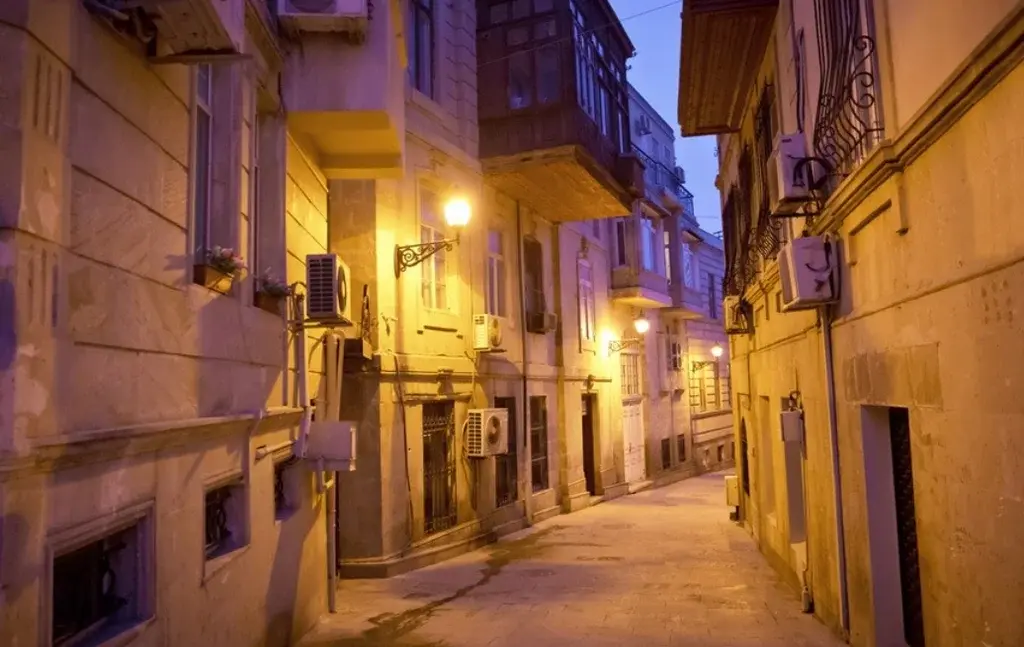 Улочки Старого города Баку вечером