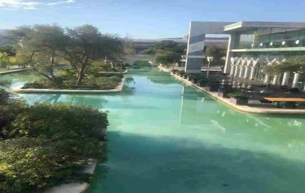 Узкие каналы на Малой Венеции Баку uzkie-kanaly-na-maloy-venetsii-baku