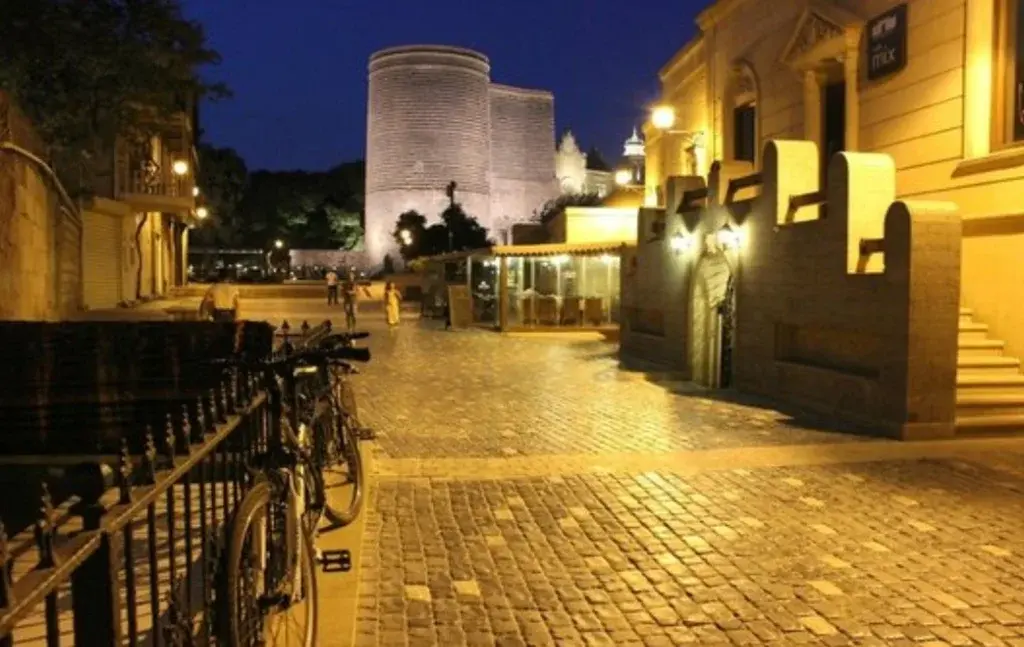 Вид на Девичью Башню ночью