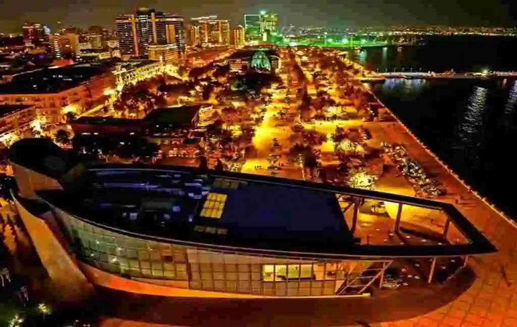 Вид на ночной Баку