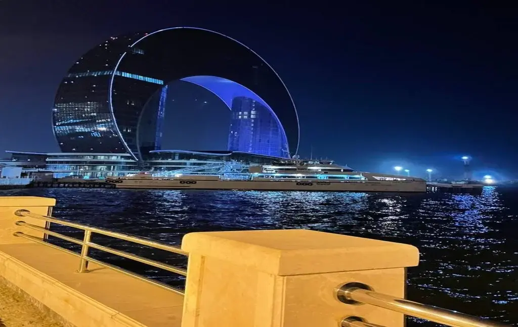 Вид на новый отель с набережной Баку