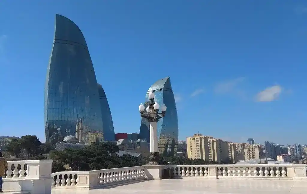 Вид на пламенные башни Баку Вид на пламенные башни Баку