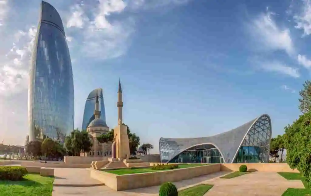 Вид на пламенные башни в Нагорном парке Баку vid-na-plamennye-bashni-v-nagornom-parke-baku