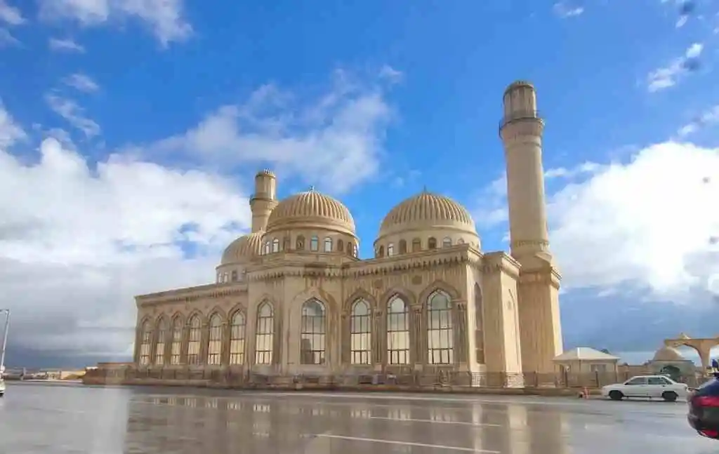 Вид снаружи на фасад мечети Биби-Эйбат vid-snaruzhi-na-fasad-mecheti-bibi-eybat