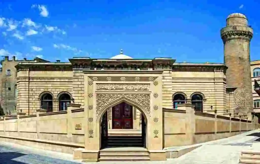 Вид снаружи у Джума мечети в старом городе Баку vid-snaruzhi-u-dzhuma-mecheti-v-starom-gorode-baku