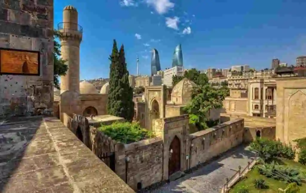 Вид со второго яруса на Дворец Ширваншахов vid-so-vtorogo-yarusa-na-dvorets-shirvanshahov