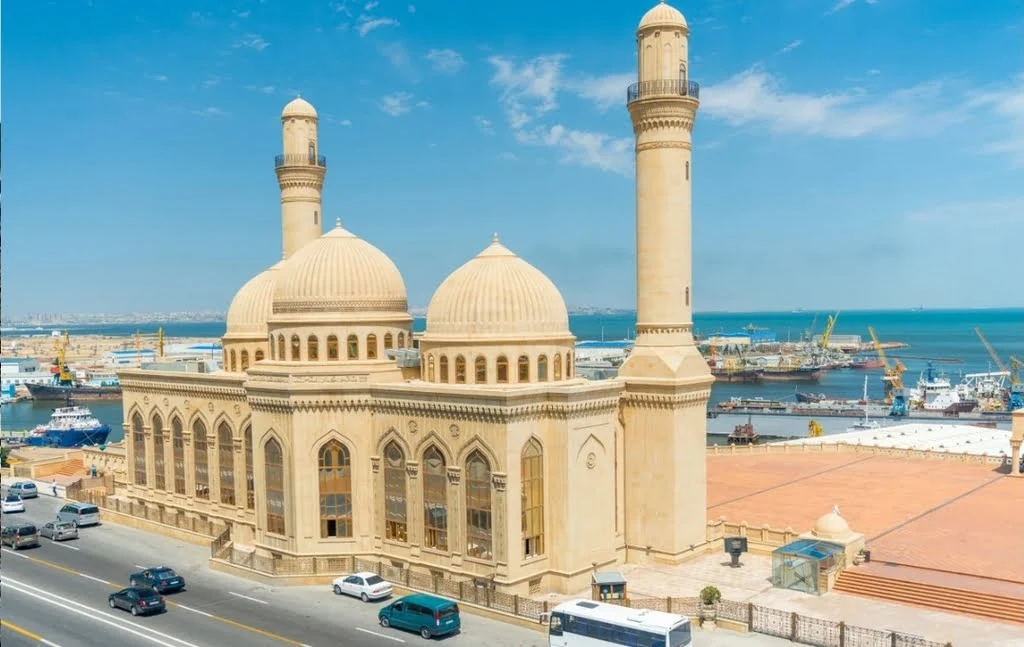 Вид сверху на мечеть Биби-Эйбат Вид сверху на мечеть Биби-Эйбат