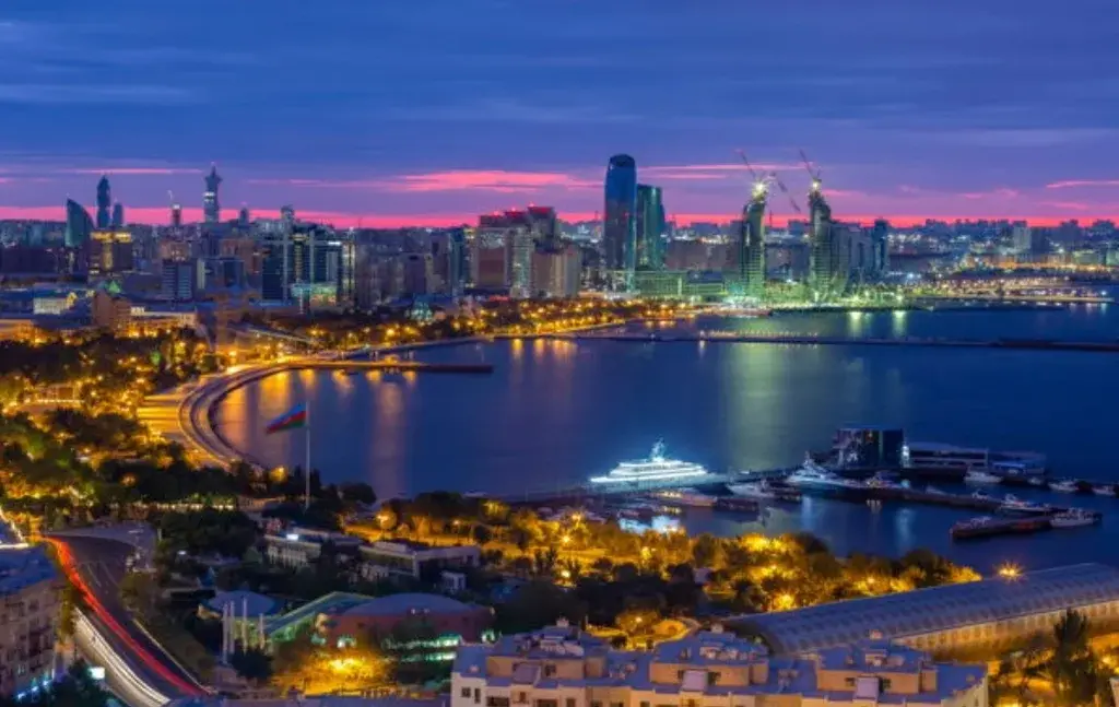 Вид сверху на вечерний Баку