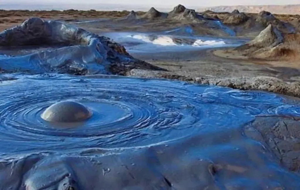 Долина грязевых вулканов в окрестностях Баку Долина грязевых вулканов в окрестностях Баку