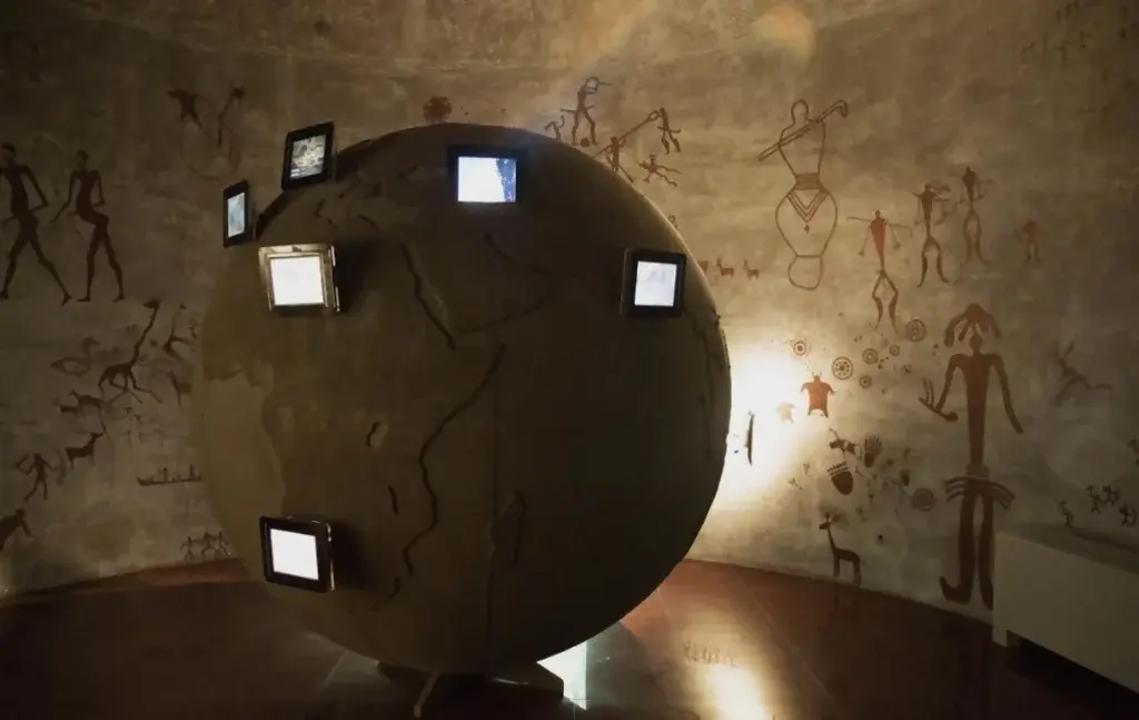 Глобус с мониторами петроглифов в музее Гобустана Глобус с мониторами петроглифов в музее Гобустана