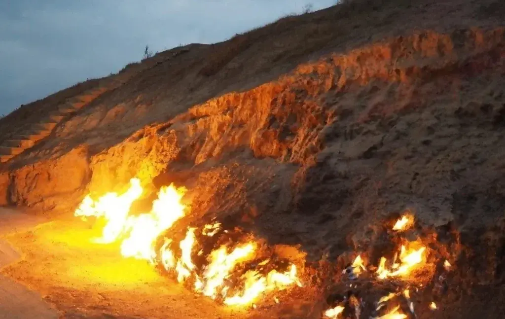 Горящая гора Янардаг в окрестностях Баку Горящая гора Янардаг в окрестностях Баку