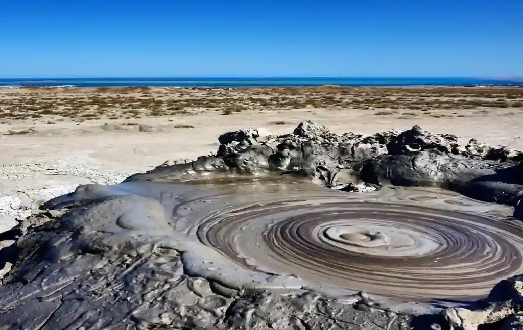 Грязевой вулкан в Гобустане Грязевой вулкан в Гобустане