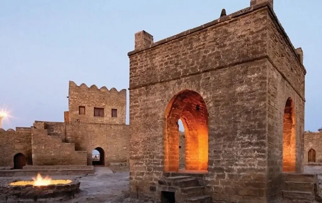 Храм огнепоклоников Атешкях в окрестностях Баку Храм огнепоклоников Атешкях в окрестностях Баку