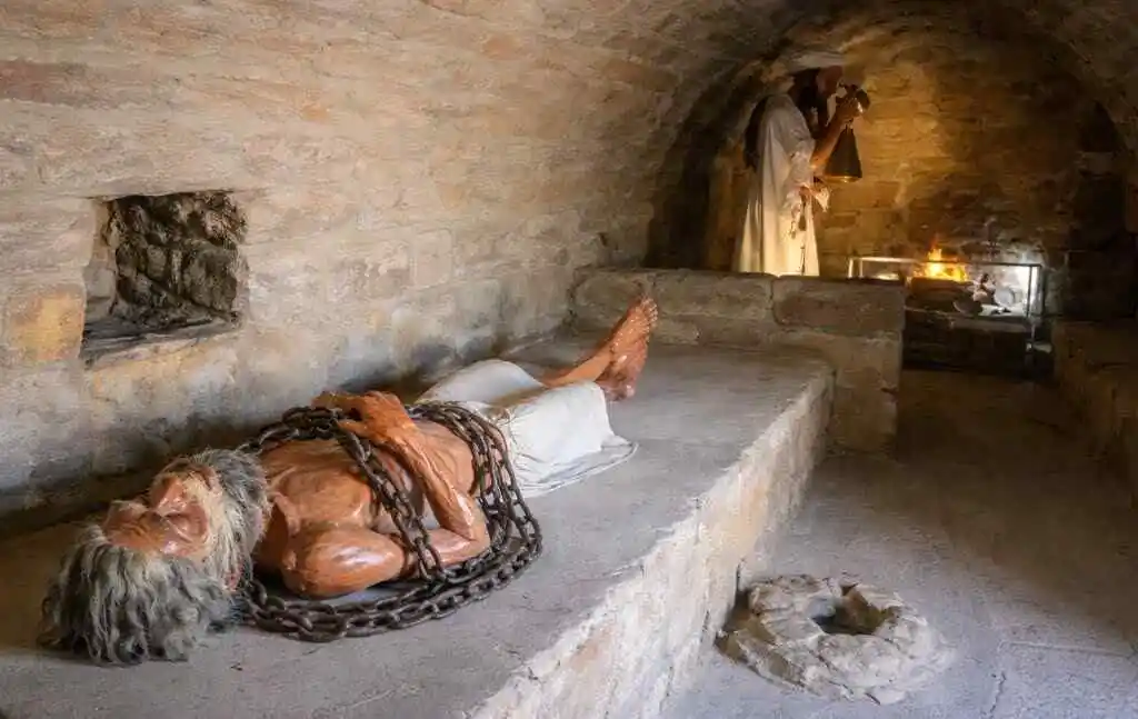 Манекен аскета в храме огнепоклоников Атешкях Манекен аскета в храме огнепоклоников Атешкях