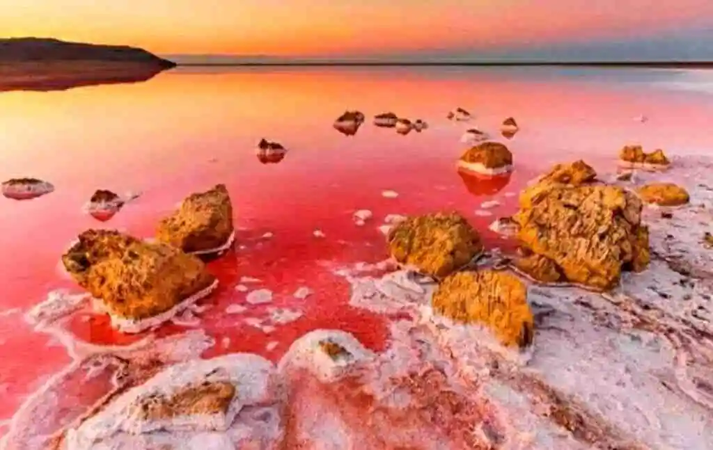 Розовое озеро в Баку на закате Розовое озеро в Баку на закате