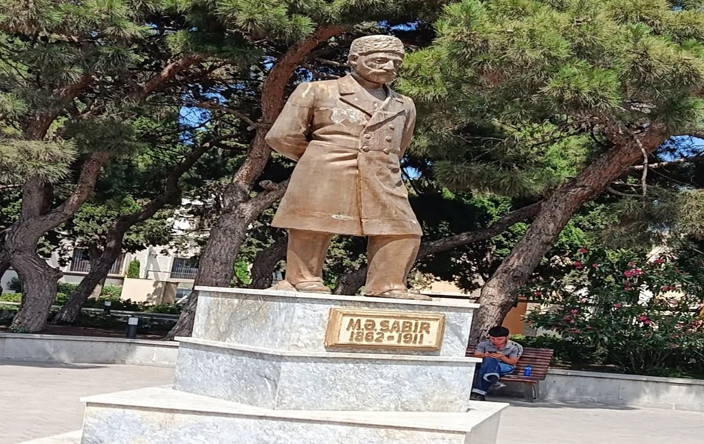 Скульптура Мирза Алекпера Сабира в Балаханы