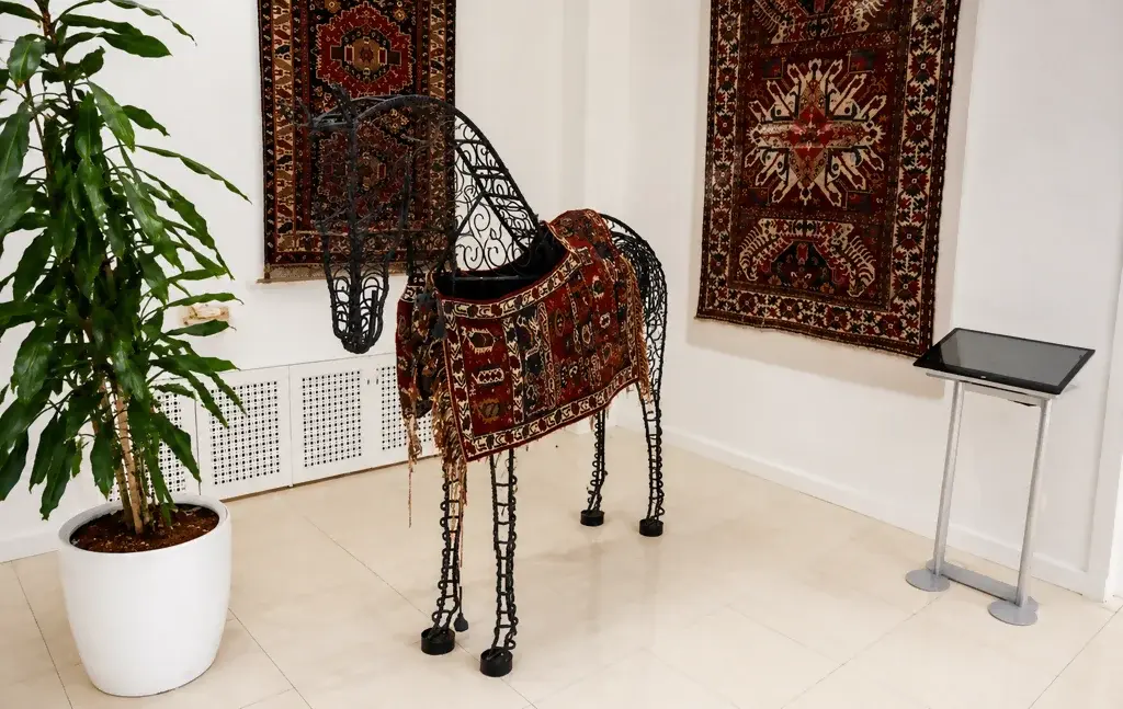 Экспонат музея ковра в ЭКО-парке Зиря — лошадь с ковровым покрытием