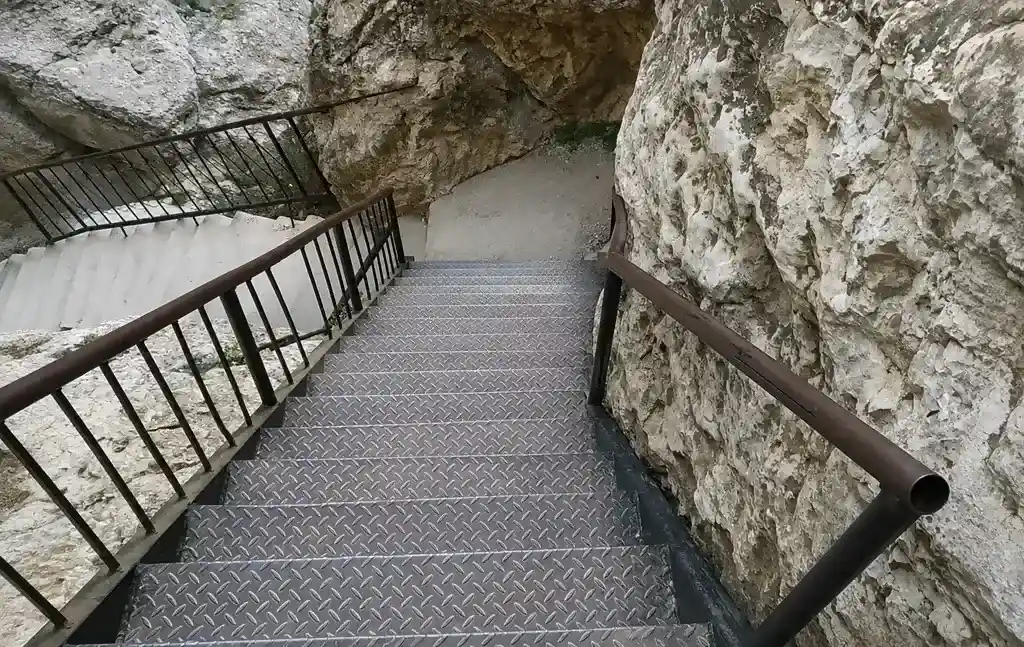 Лестница в скальном проходе на горе Бешбармаг