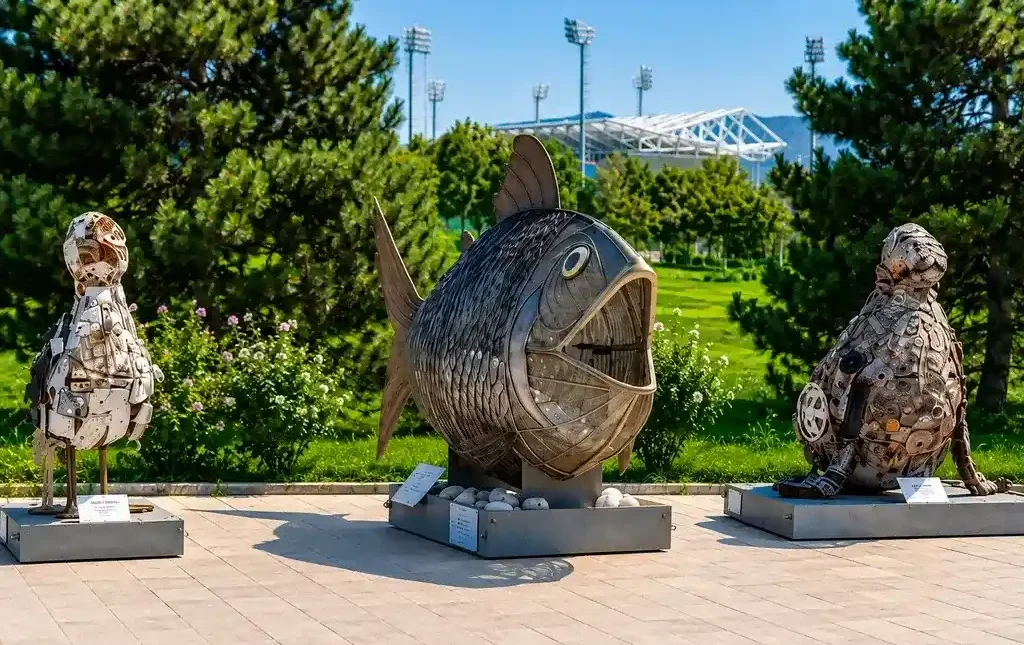 eko-skulptury-iz-musora-so-dna-kaspiyskogo-morya-baku Экологические скульптуры из мусора, собранного со дна Каспийского моря, в Баку.