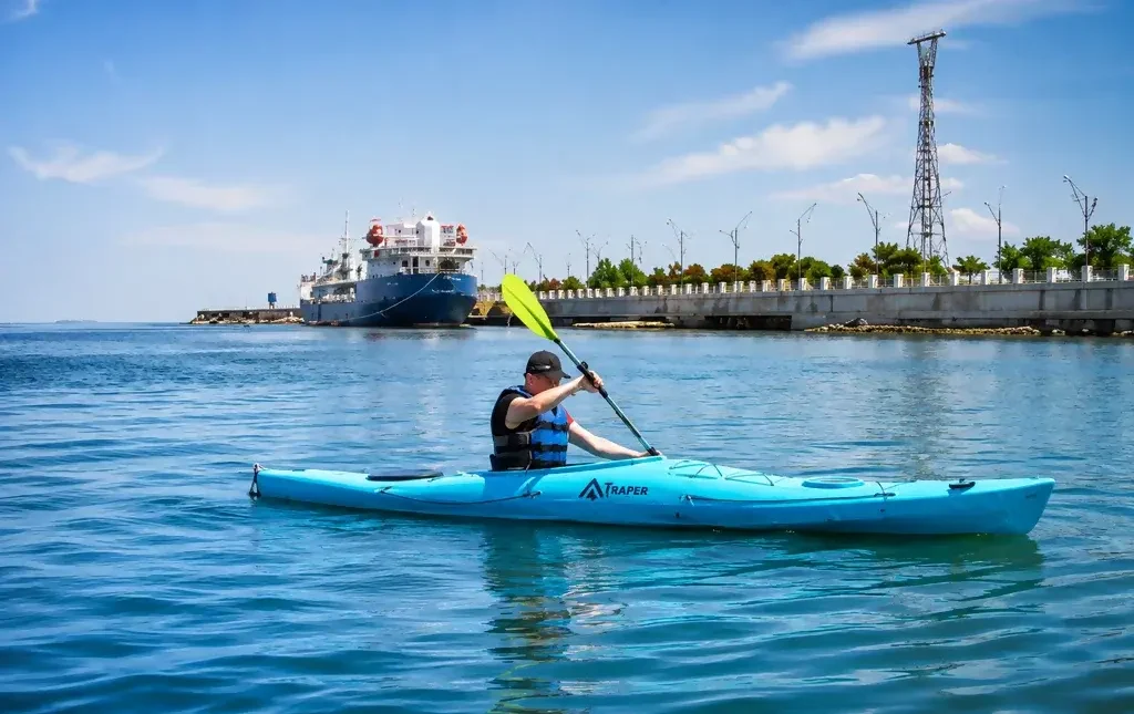 kayak-u-korablya-muzeya-surakhany-baku Участник прогулки на каяке у корабля-музея «Сураханы» в Баку