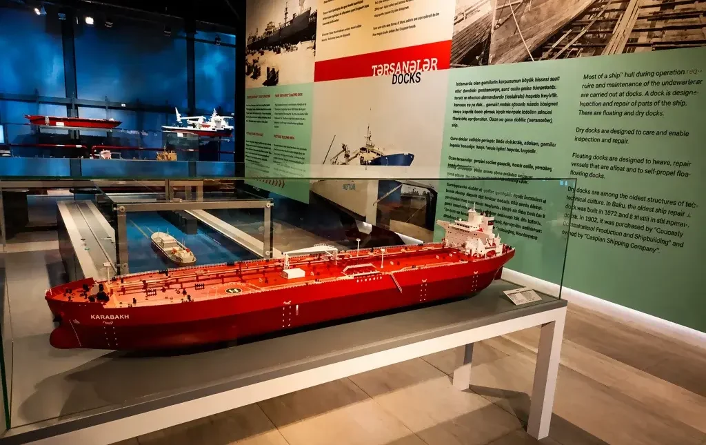 modeli-sudov-v-korable-muzee-surakhany-baku Модели судов в экспозиции корабля-музея «Сураханы» в Баку